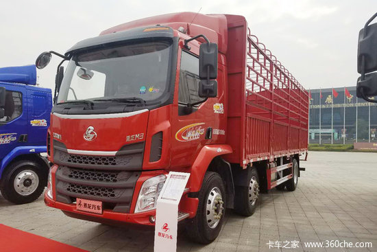 东风柳汽 新乘龙m3中卡 220马力 6x2 7.8米畜禽载货车