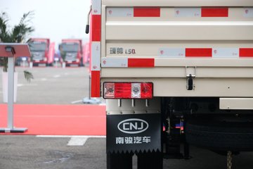 南骏汽车瑞帅f215l112马力汽油4x232米自卸车