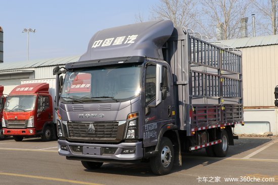 中国重汽howo统帅150马力415米单排仓栅式轻卡zz5047ccyg3215f145