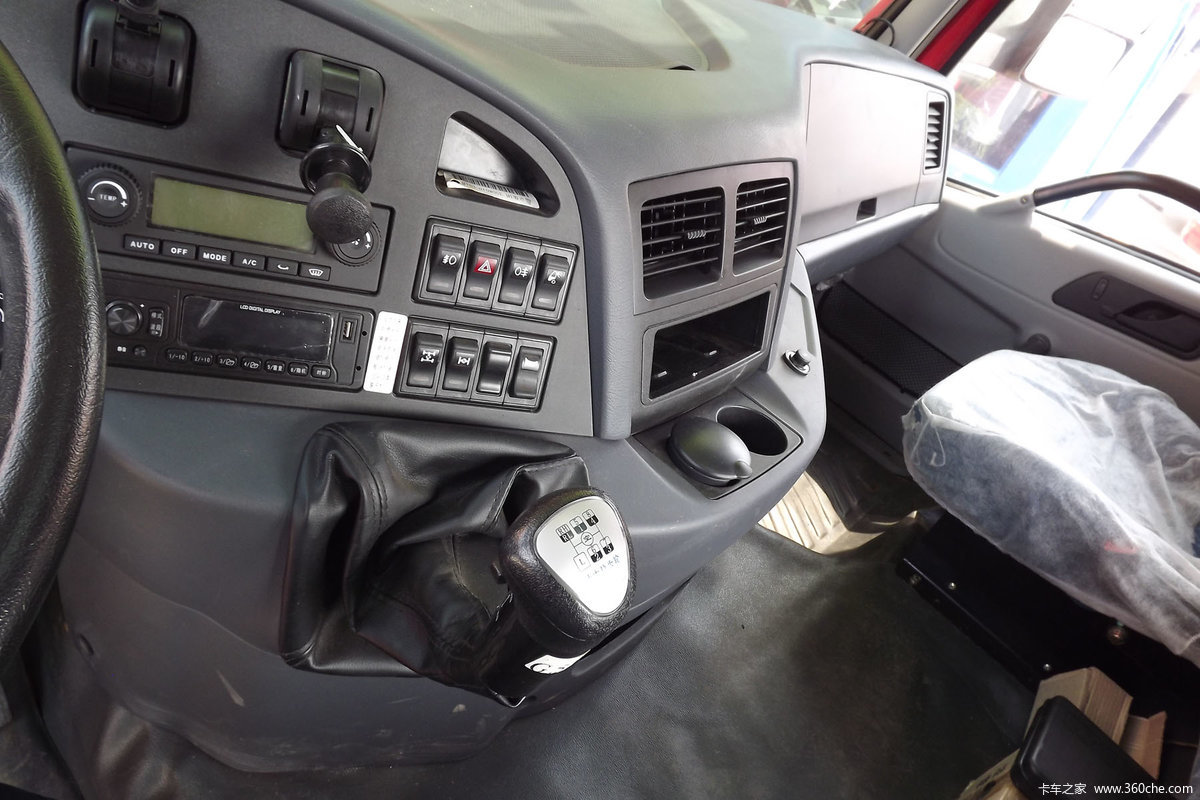 青岛解放 新大威重卡 340马力 6x4 牵引车(ca4257p2k8t1ea80) 驾驶室