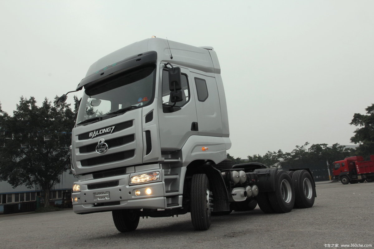 【图】东风柳汽 乘龙康明斯m7c重卡 380马力 6x4 牵引车(豪华版)_实拍