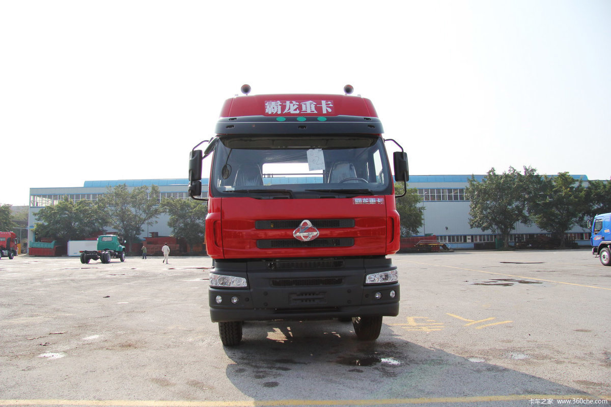 东风柳汽 霸龙重卡 260马力 8X2 9.6米排半厢式载货车