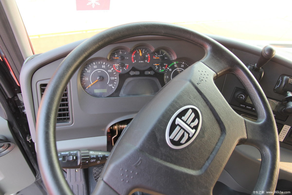 新大威重卡 380马力 6x4 lng牵引车(ca4258p2k15t1na80) 驾驶室