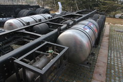 青岛解放 途V重卡 280马力 8X4 LNG 9.5米排半栏板载货车(CA1313P2K15L7T4NA80)