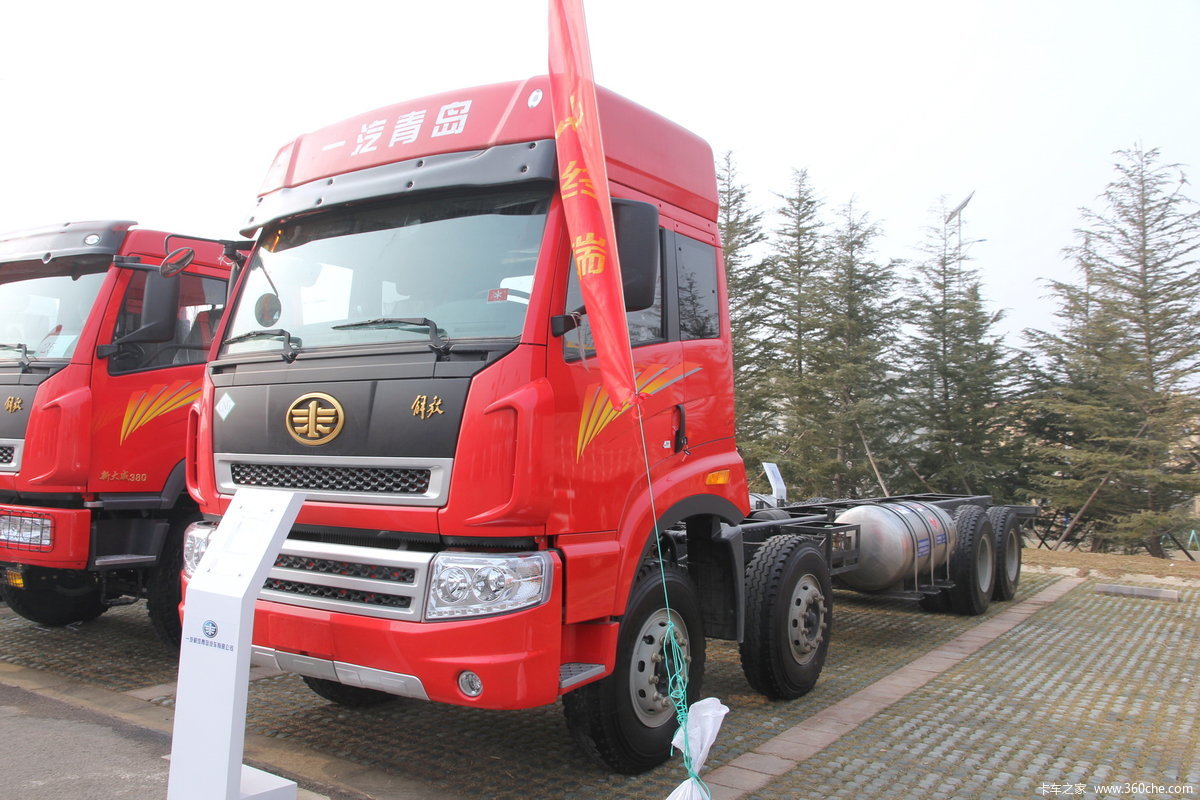 青岛解放 途V重卡 280马力 8X4 LNG 9.5米排半栏板载货车