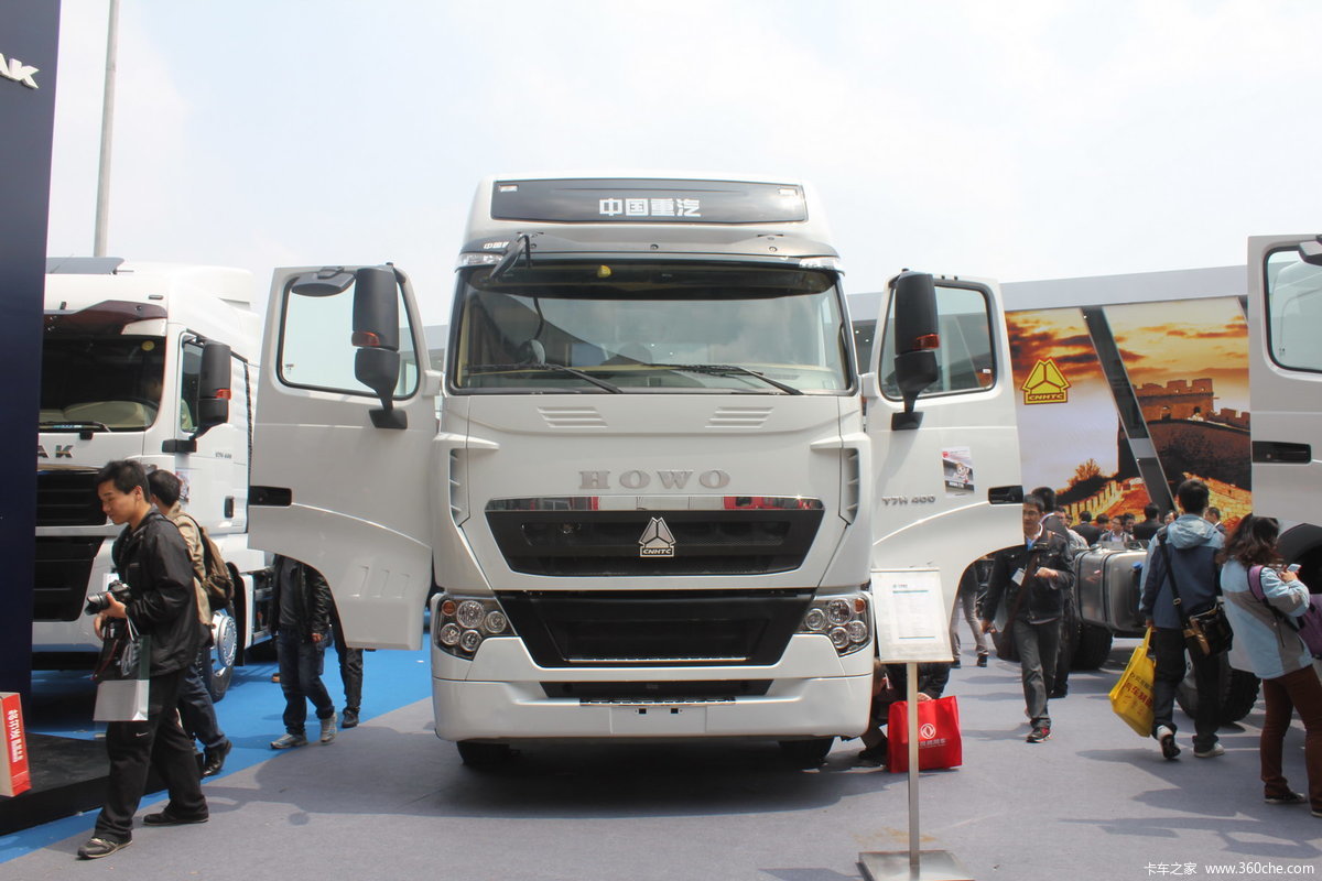 中国重汽 HOWO-T7H重卡 豪华版 400马力 6X4 牵引车(平地板)