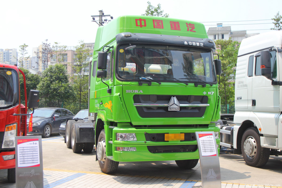 中国重汽 HOKA H7系重卡 340马力 6X4 LNG牵引车