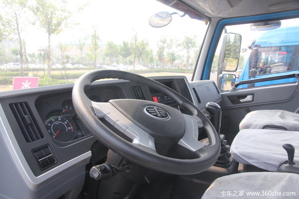 青岛解放 龙v中卡 140马力 4x2 载货车(底盘)驾驶室图_手机卡车之家