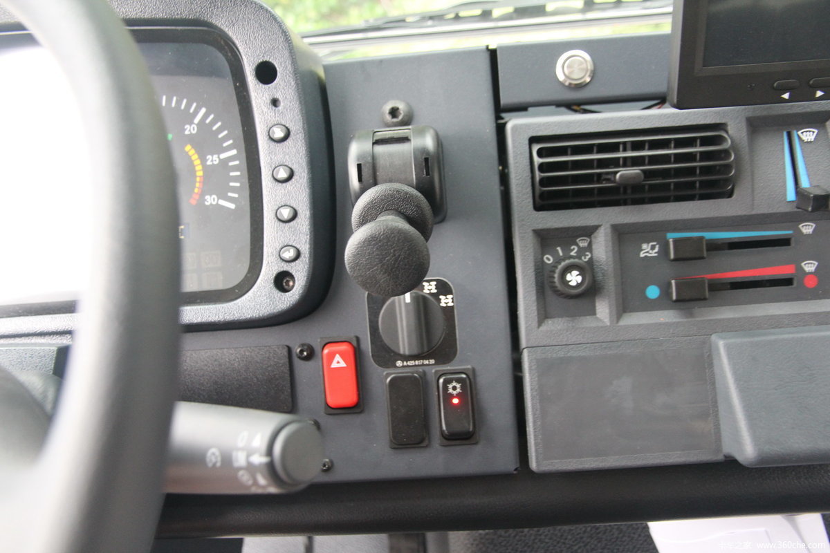 乌尼莫克 奔驰unimog系列 220马力 4x4越野救护车(型号u4000) 驾驶室
