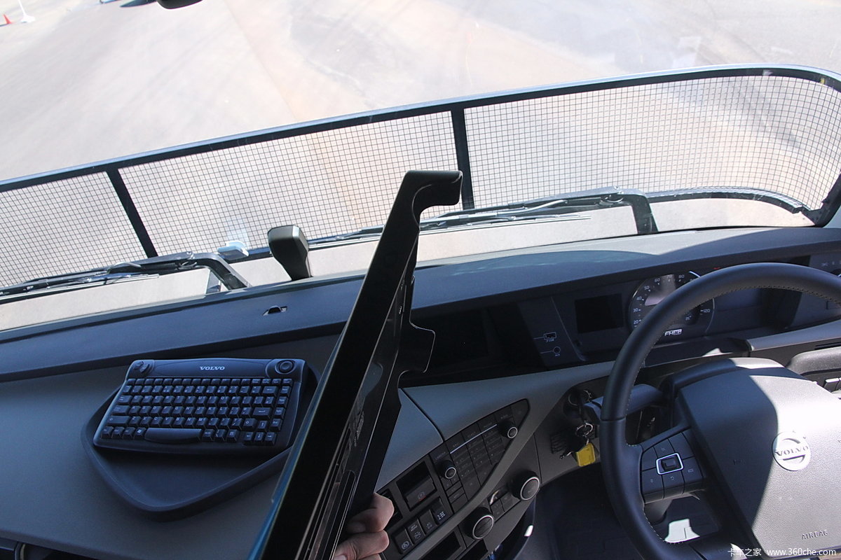 【图】沃尔沃 新fh16重卡 600马力 6x4 牵引车(澳大利亚版三节全挂车)