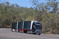 沃尔沃 新FH16重卡 600马力 6X4 牵引车(澳大利亚版三节全挂车)