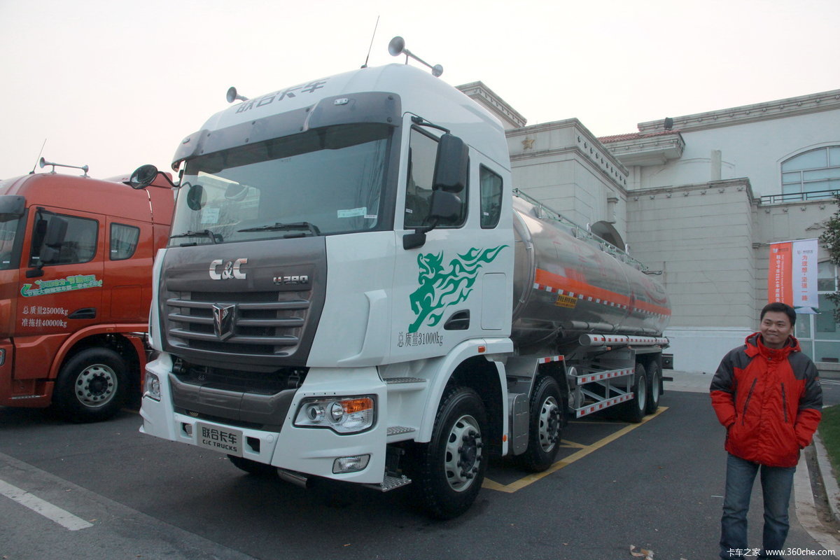 联合卡车 U290 290马力 8X4 运油车(中集牌)