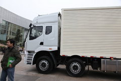东风柳汽 乘龙M5重卡 245马力 6X2 9.6米排半厢式载货车(LZ5250XXYM5CA)