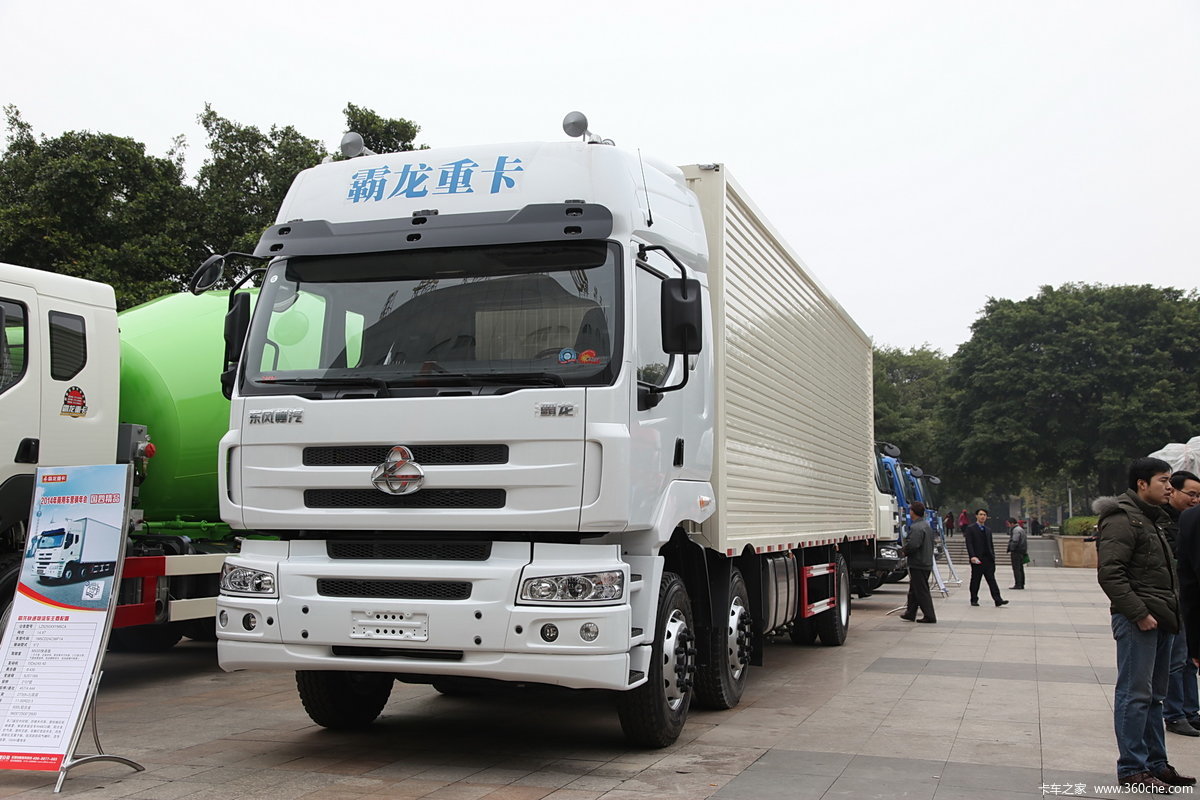 东风柳汽 乘龙M5重卡 245马力 6X2 9.6米排半厢式载货车