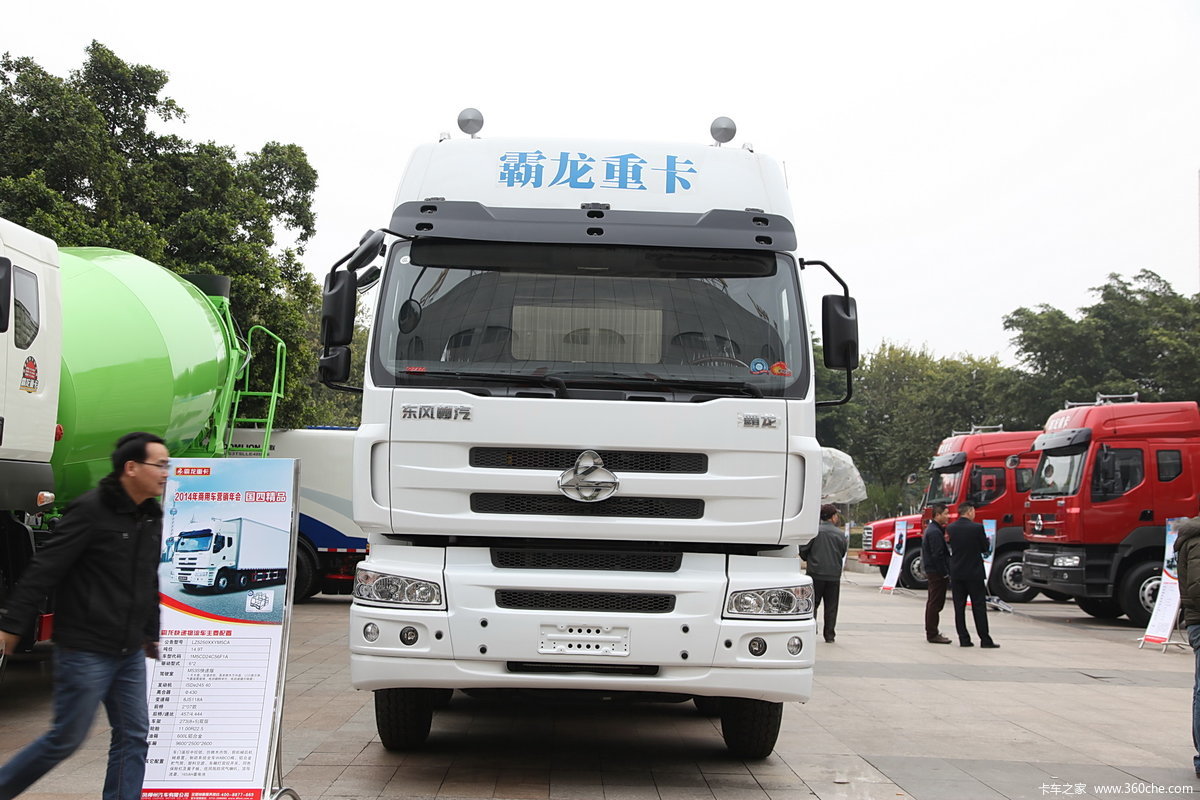 东风柳汽 乘龙M5重卡 315马力 8X4 9.4米厢式载货车