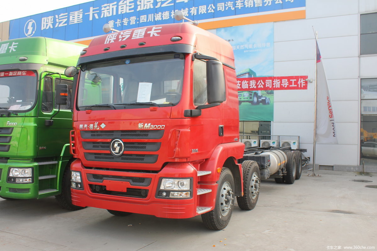 陕汽重卡 德龙M3000 336马力 8X4 9.5米仓栅式载货车(LNG)