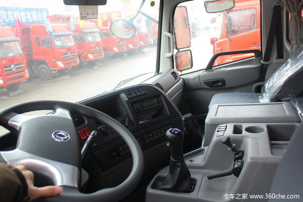 东风商用车 天龙重卡 385马力 6x4牵引车(dfl4251ax16a)驾驶室图片