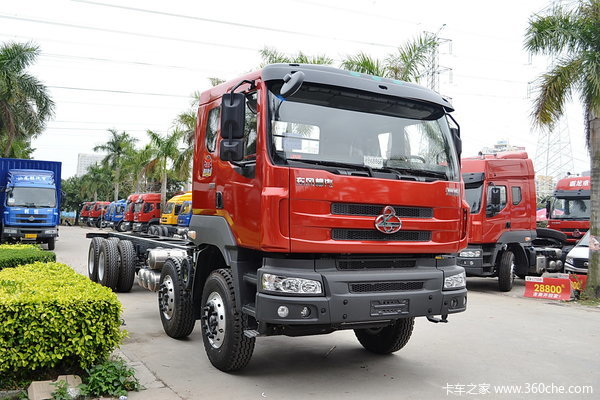 东风柳汽 乘龙M5重卡 320马力 8X4 9.6米排半栏板载货车底盘(LZ1240M5FAT)