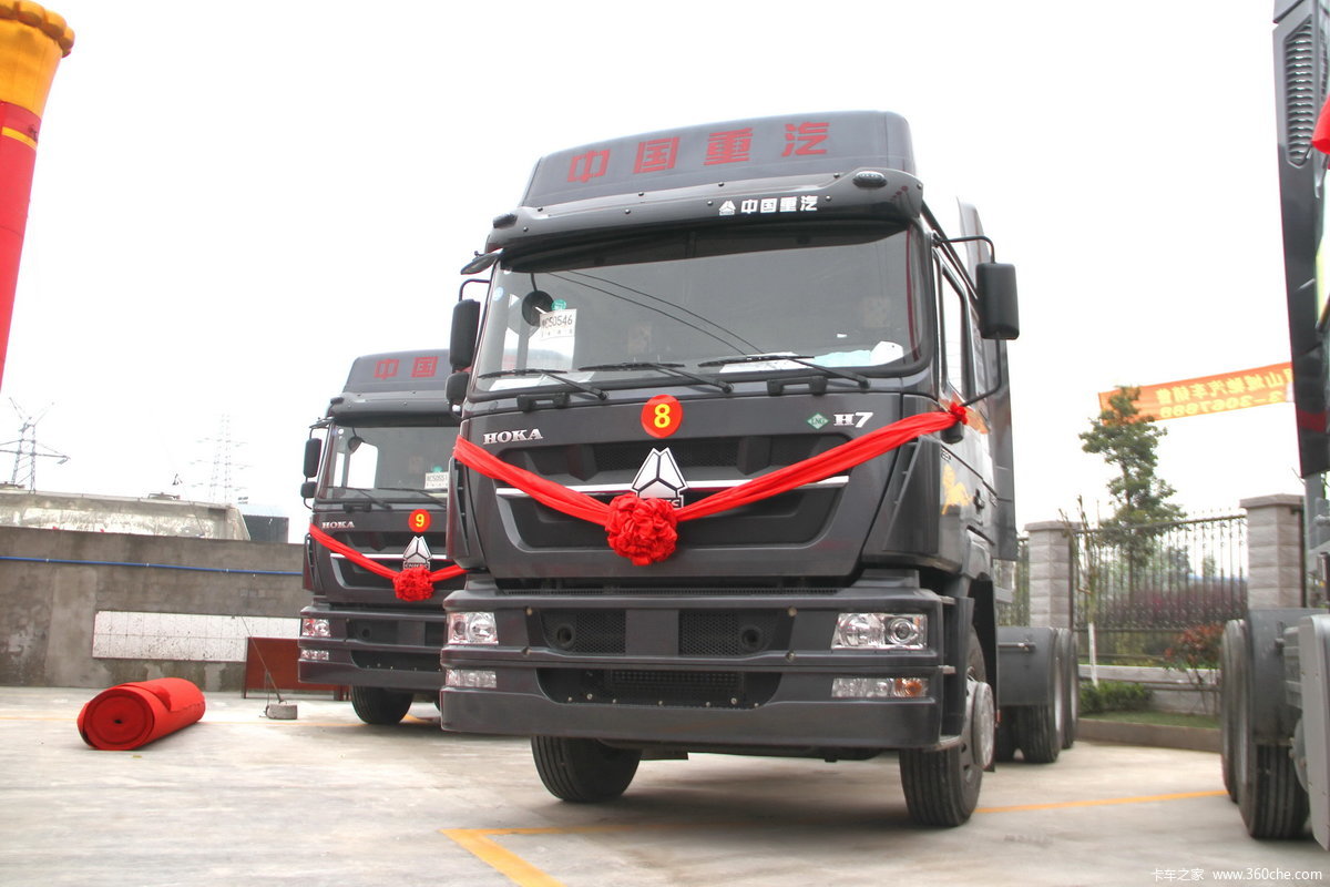 中国重汽 HOKA H7重卡 380马力 6X4 LNG牵引车