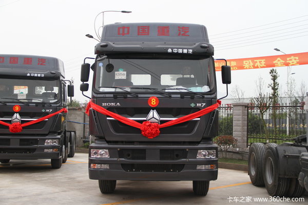 中国重汽 hoka h7重卡 380马力 6x4 lng牵引车(zz4253n3841e1l)外观