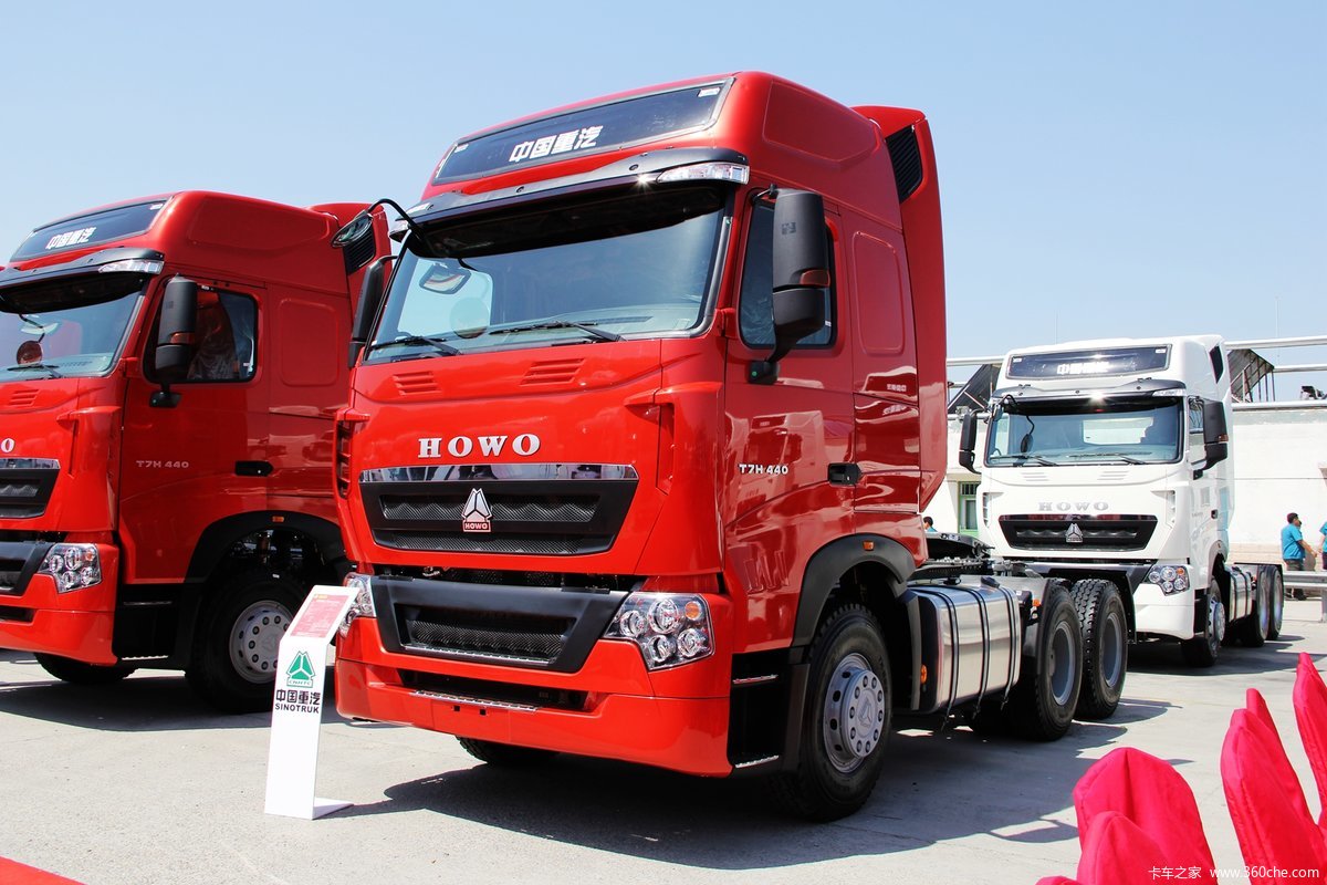 中国重汽 HOWO T7H重卡 440马力 6X4牵引车(11吨曼桥)