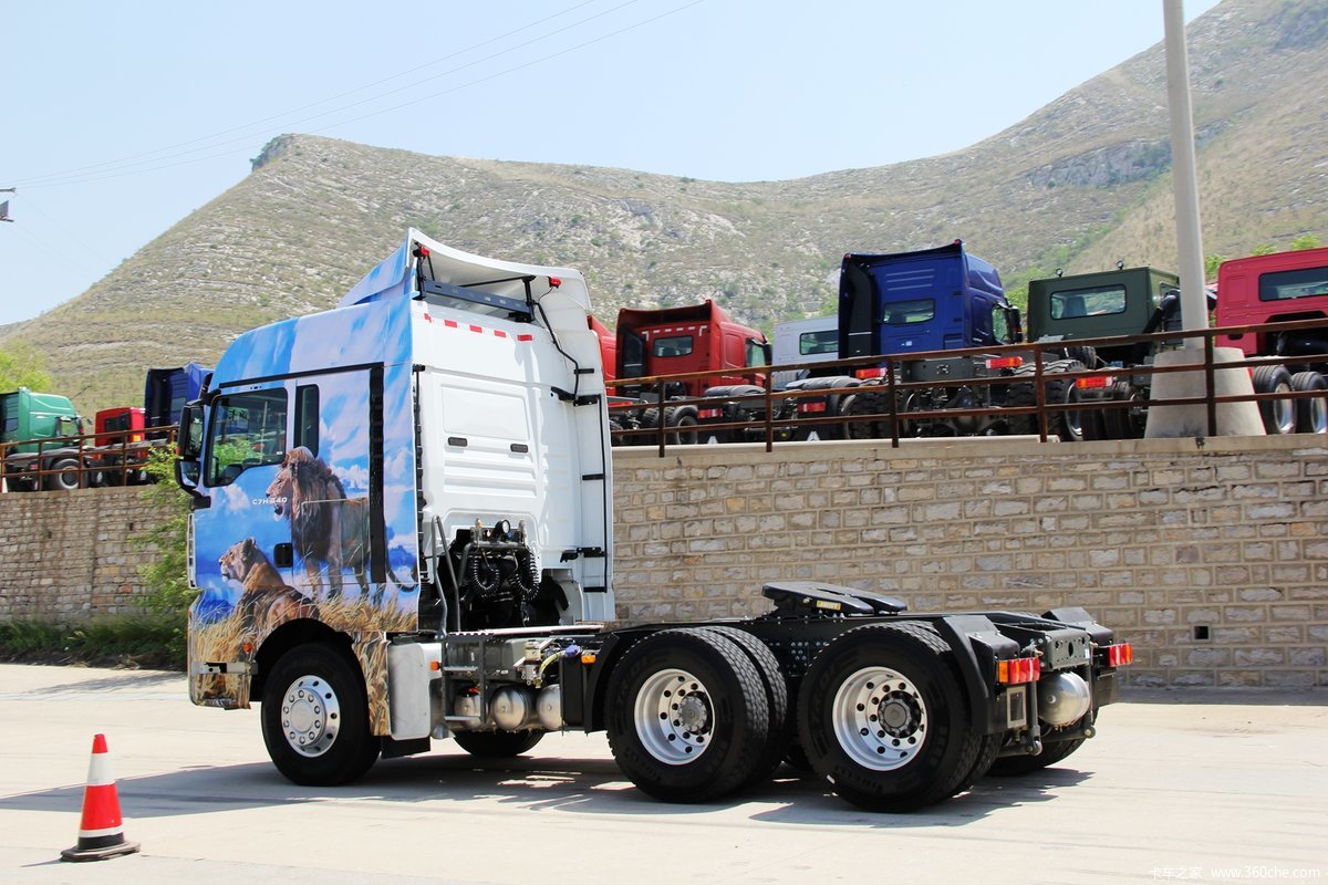 中国重汽 sitrak c7h重卡 440马力 6x4 牵引车(彩绘版)