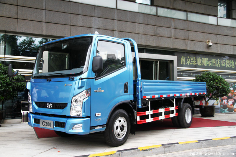 南京依维柯 超越c300 125马力 4.155米单排栏板轻卡