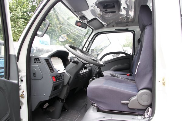 8米排半栏板轻卡(nj1042dcft)驾驶室图片