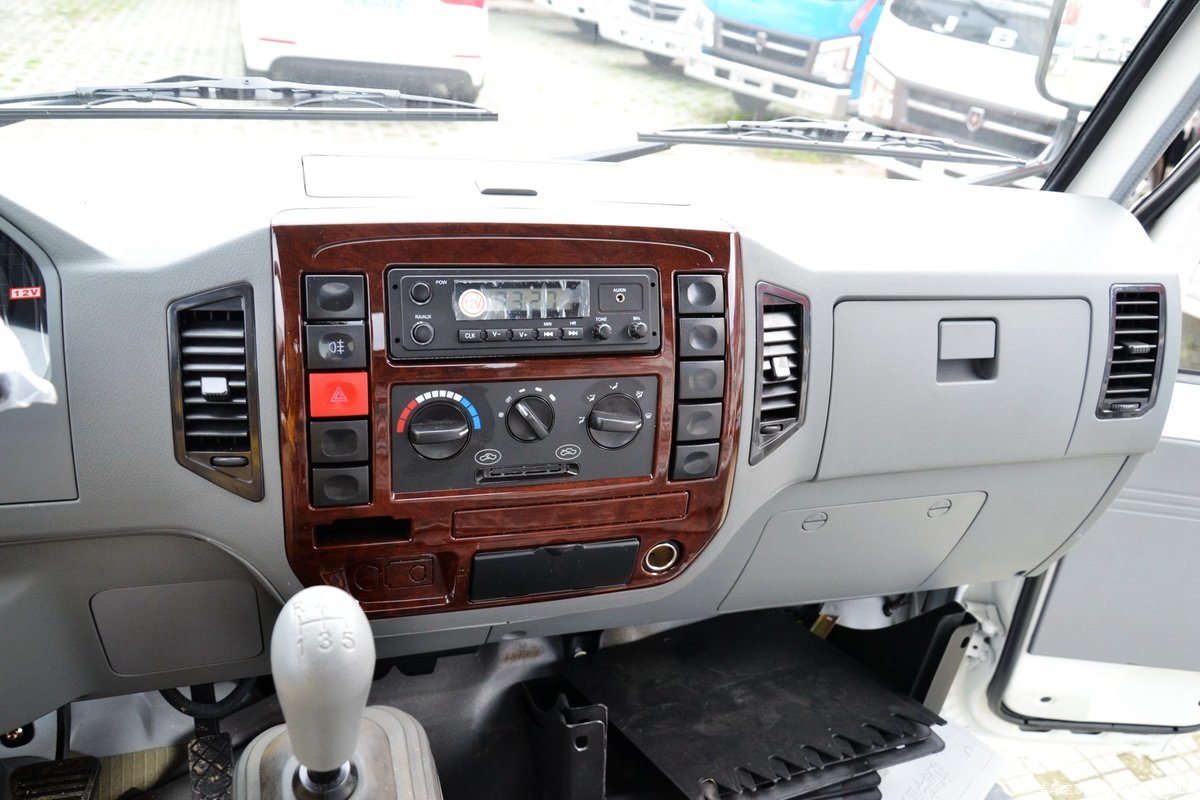 【图】金杯 领骐 68马力 4x2 2515轴距单排轻卡底盘(sy1044datf)_实拍