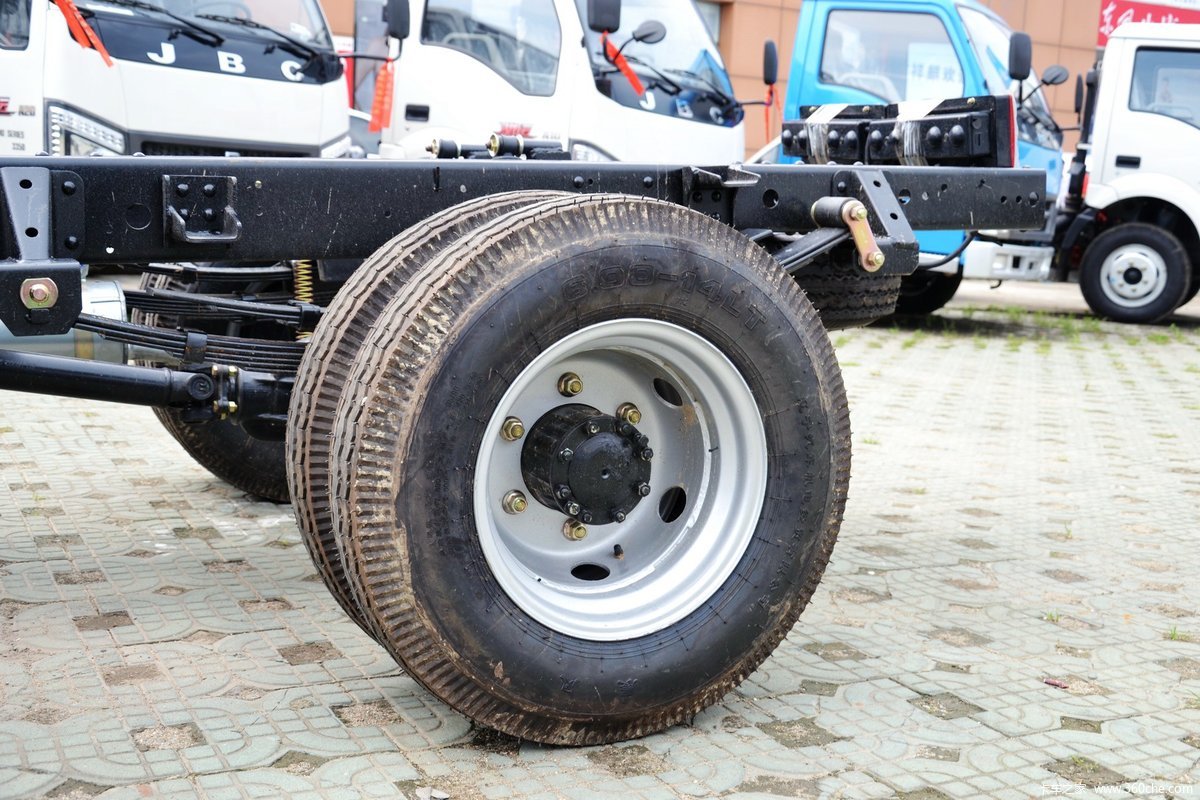 【图】金杯 领骐 68马力 4x2 2515轴距单排轻卡底盘(sy1044datf)_实拍