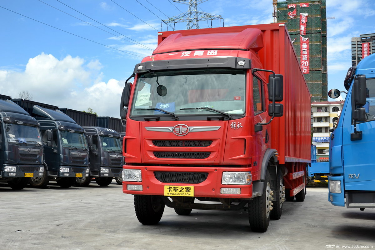 青岛解放 龙V中卡 220马力 6X2 9.5米排半厢式载货车