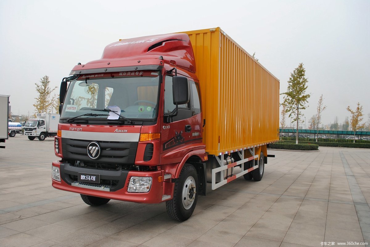 福田 欧马可5系中卡 高效版 170马力 4X2 7.8米排半厢式载货车