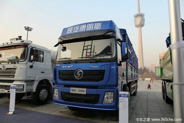 陕汽重卡 德龙X3000 350马力 8X4 9.55米厢式载货车(SX5310XXY4C4561)