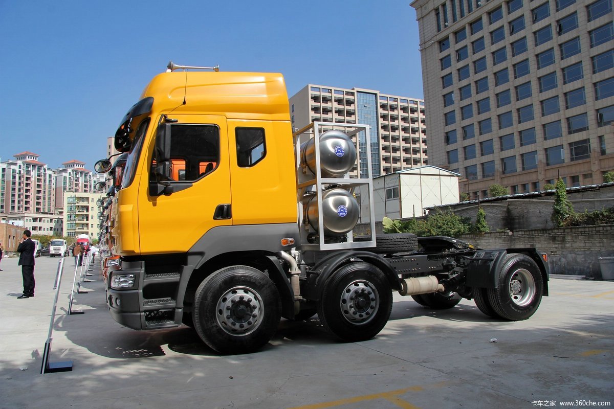 【图】东风柳汽 乘龙m5重卡 375马力 6x2 lng牵引车(lz4240m5cb)_实拍