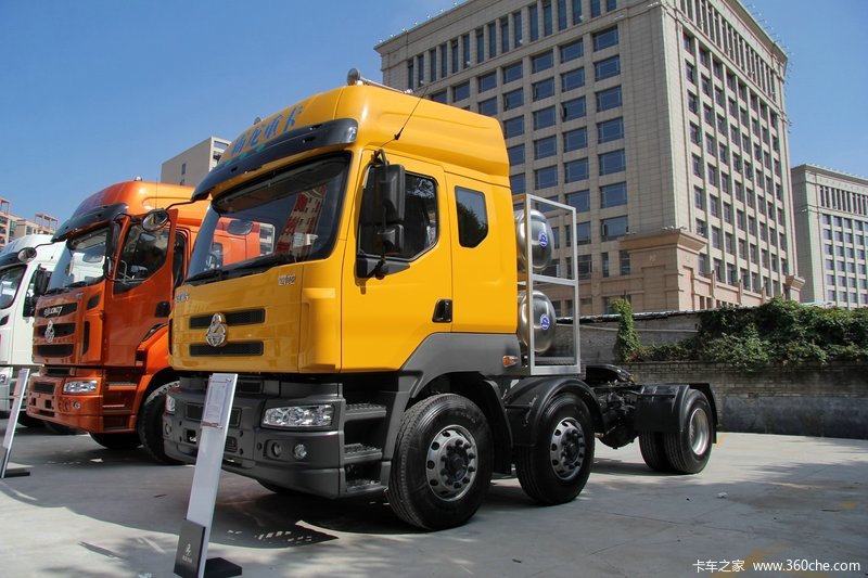 【图】东风柳汽 乘龙m5重卡 375马力 6x2 lng牵引车(lz4240m5cb)_实拍