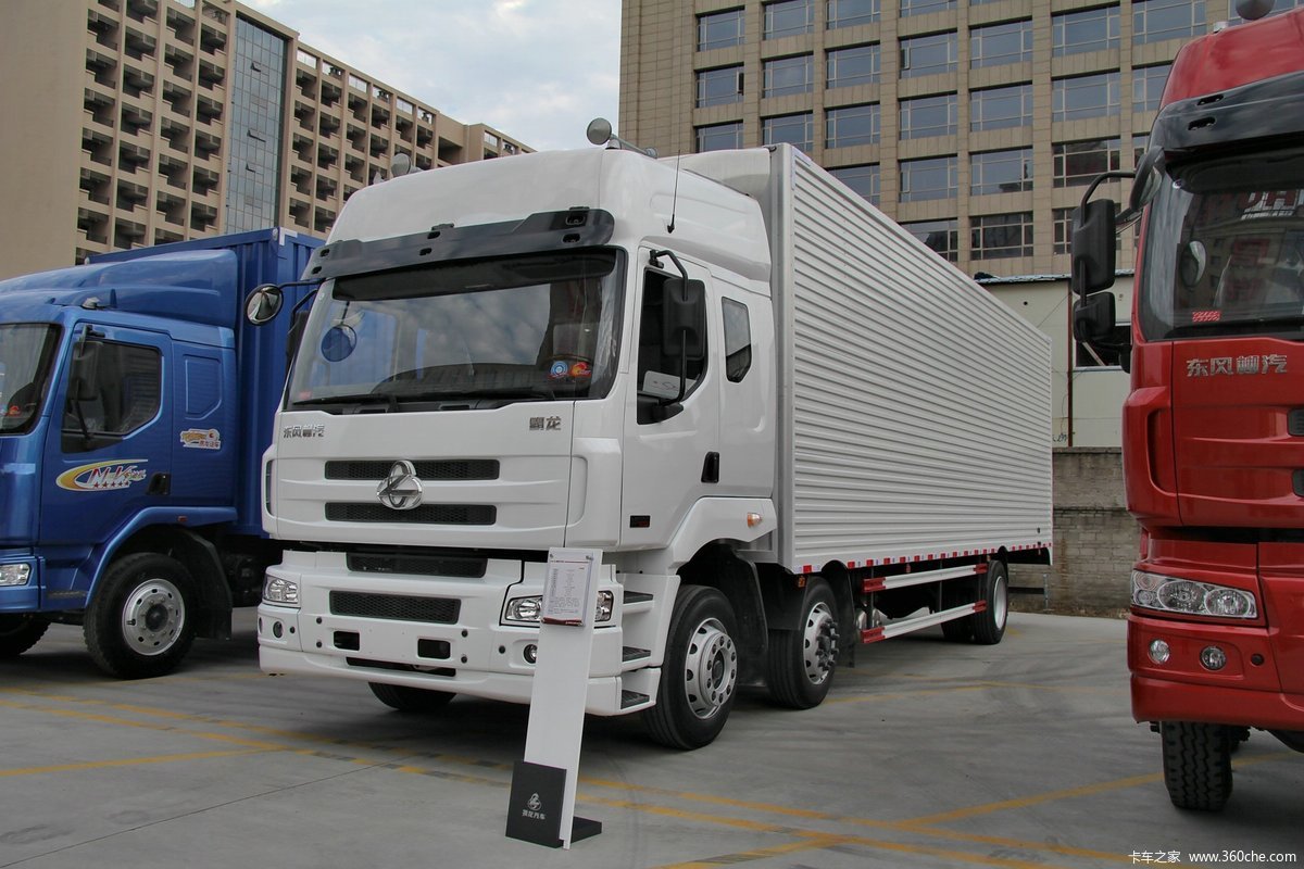 东风柳汽 乘龙M5重卡 270马力 6X2 9.6米排半厢式载货车