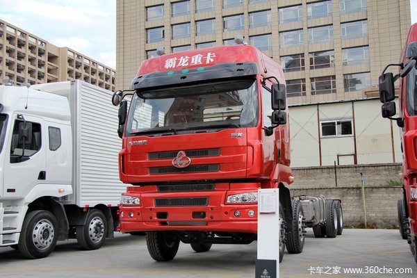 东风柳汽 乘龙M5重卡 385马力 8X4 9.6米排半仓栅式载货车底盘(LZ5312CCYM5FA)