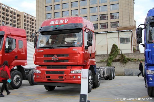 东风柳汽 乘龙M5重卡 315马力 8X4 9.6米排半厢式载货车底盘(LZ5311XXYQELA)