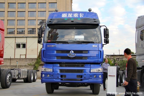 东风柳汽 乘龙M5重卡 320马力 8X4 9.6米排半载货车底盘(LZ1311QELA)