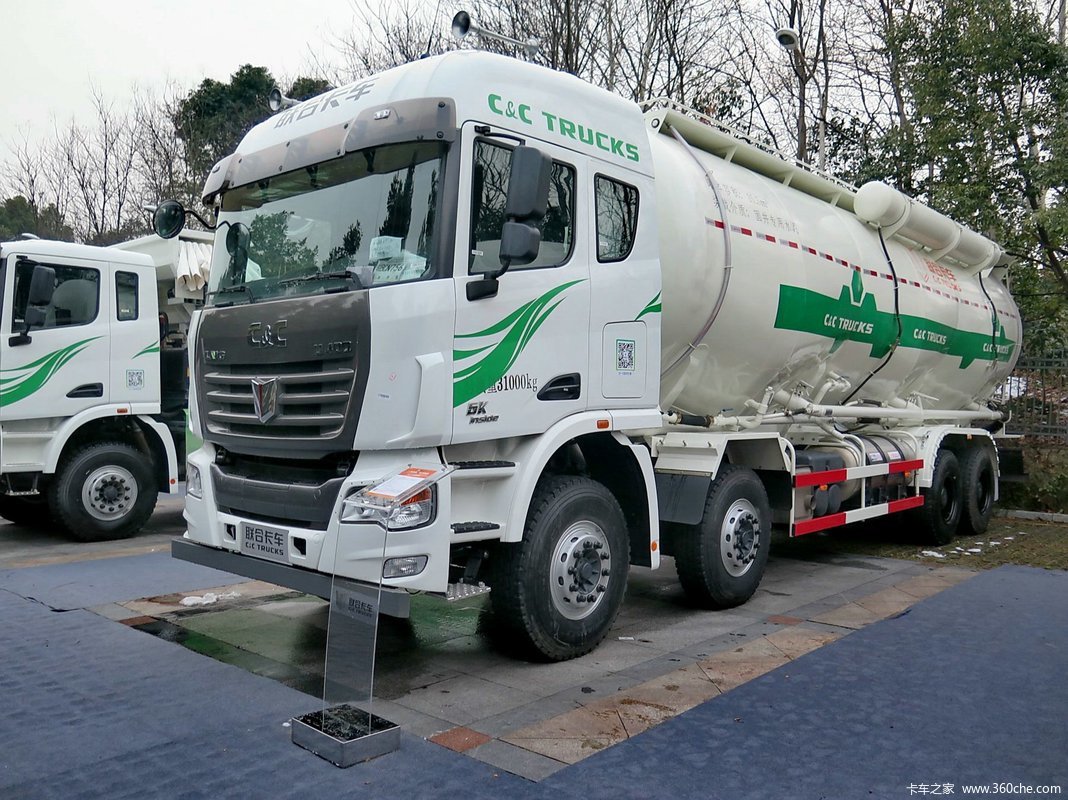 联合卡车 U400 400马力 8X4 LNG粉粒物料车