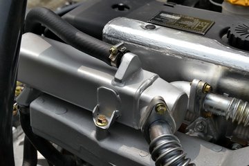 跃进超越c30033125马力3308轴距单排轻卡底盘索菲姆发动机nj5041zf