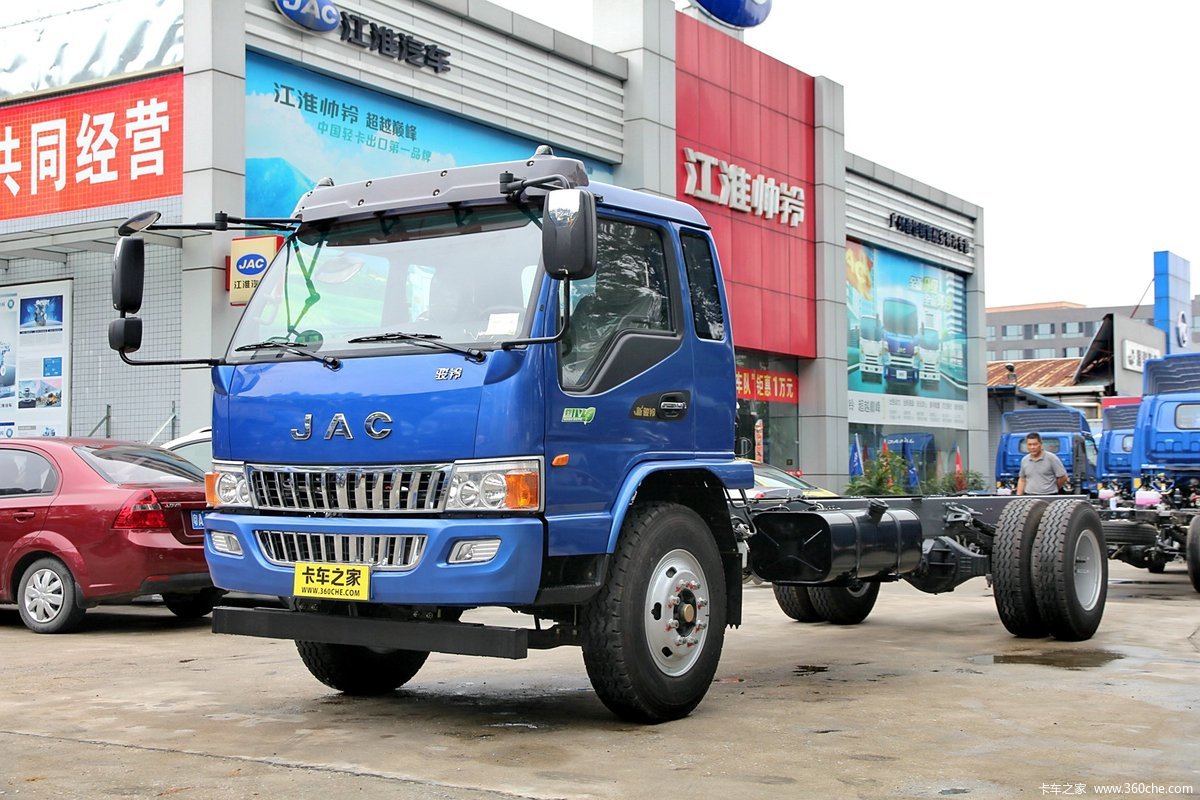 江淮 骏铃E7 154马力 4X2 6.8米排半载货车底盘