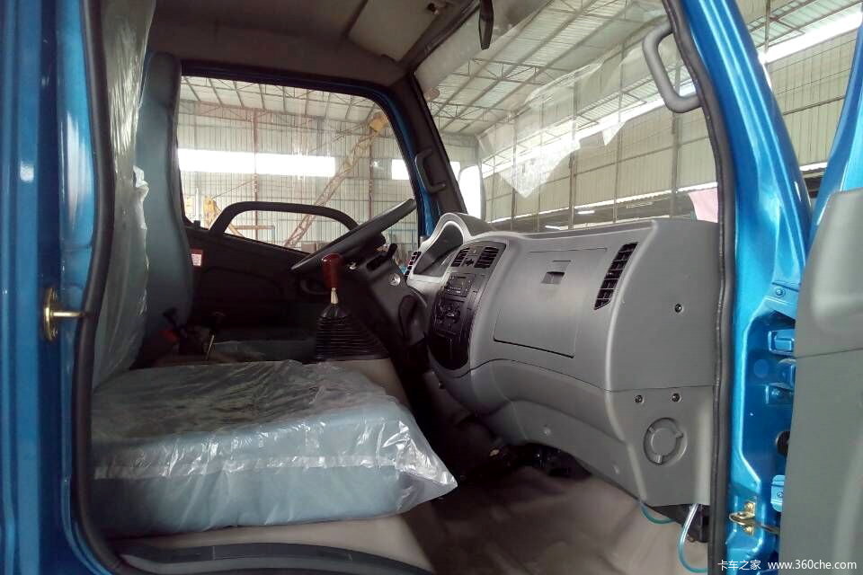 五征奥驰1700 全封闭 58马力 3.48米排半自卸四轮低速货车驾驶室