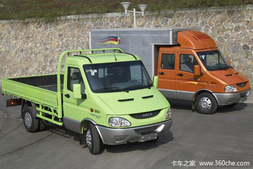 南京依维柯 零担厢货50 125马力 4X2 4.5米单排厢式载货车