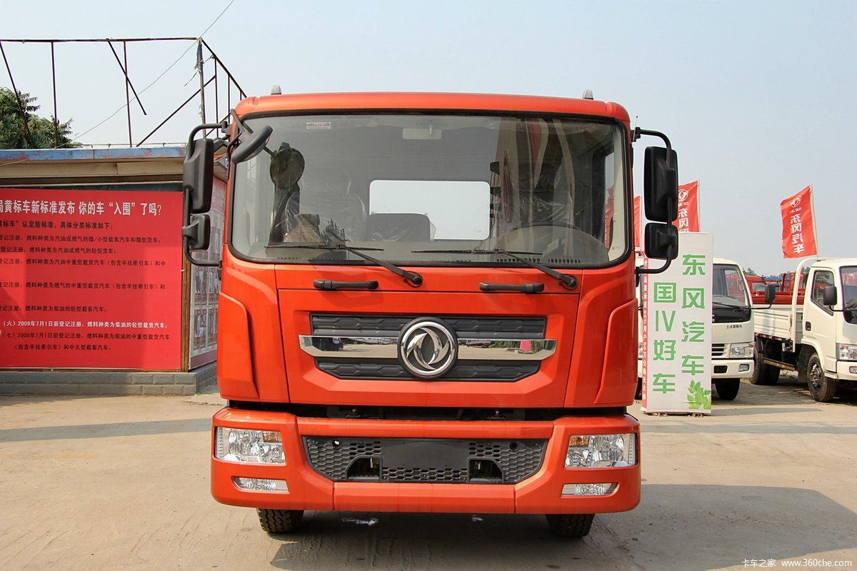东风 多利卡D9中卡 170马力 4X2 6.8米排半厢式载货车