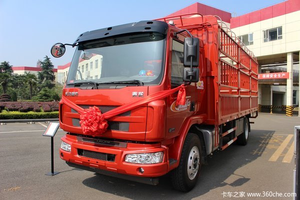 东风柳汽 乘龙M3中卡 160马力 4X2 6.75米仓栅式载货车(LZ5160CCYRAPA)