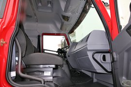 龙V 牵引车驾驶室                                               图片