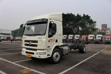 东风柳汽 乘龙M3中卡 190马力 4X2 7.7米单排载货车底盘 卡车图片
