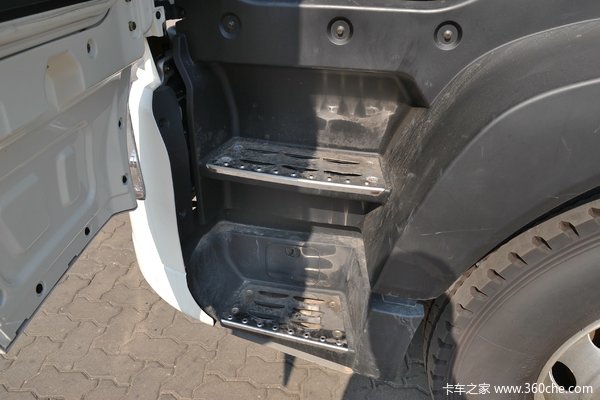 中国重汽 HOWO T5G 210马力 4X2 油罐车底盘(ZZ