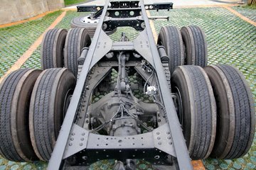 福田欧曼gtl6系重卡超能版350马力8x495米载货车底盘bj5319ccyxh